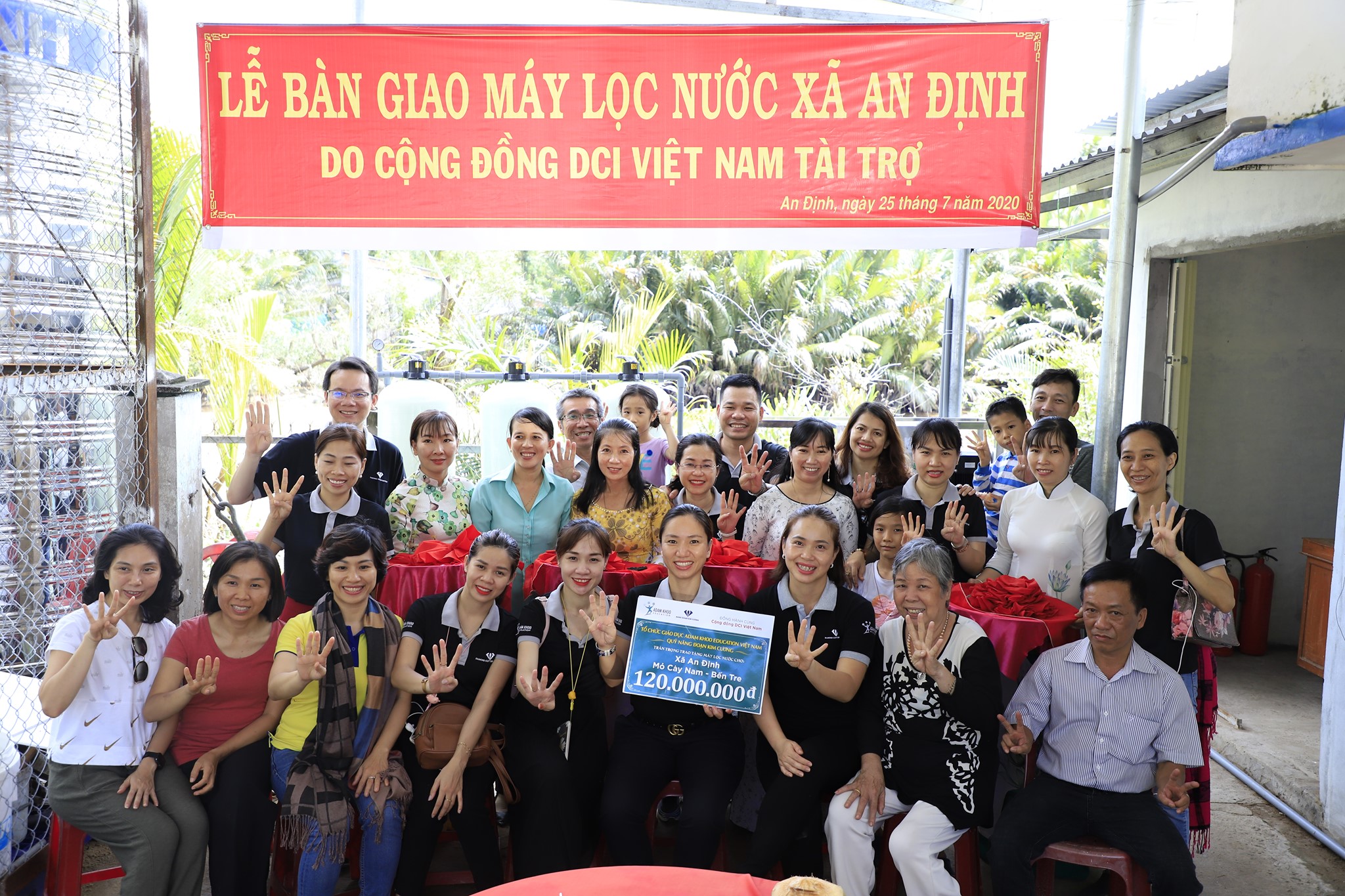 DCI Việt Nam trao tặng 2 máy lọc nước và 4 ngôi nhà tình thương tại tỉnh Bến Tre